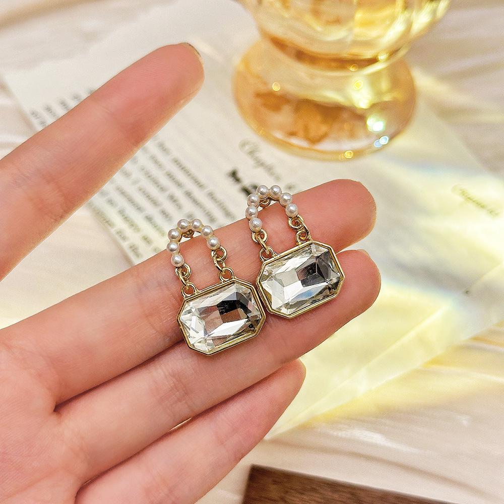 «Серьги-бантики из серебряных игл с жемчугом и цирконием»: Нишевый дизайн, стильный и универсальный, легкий роскошный аксессуар высокого класса.