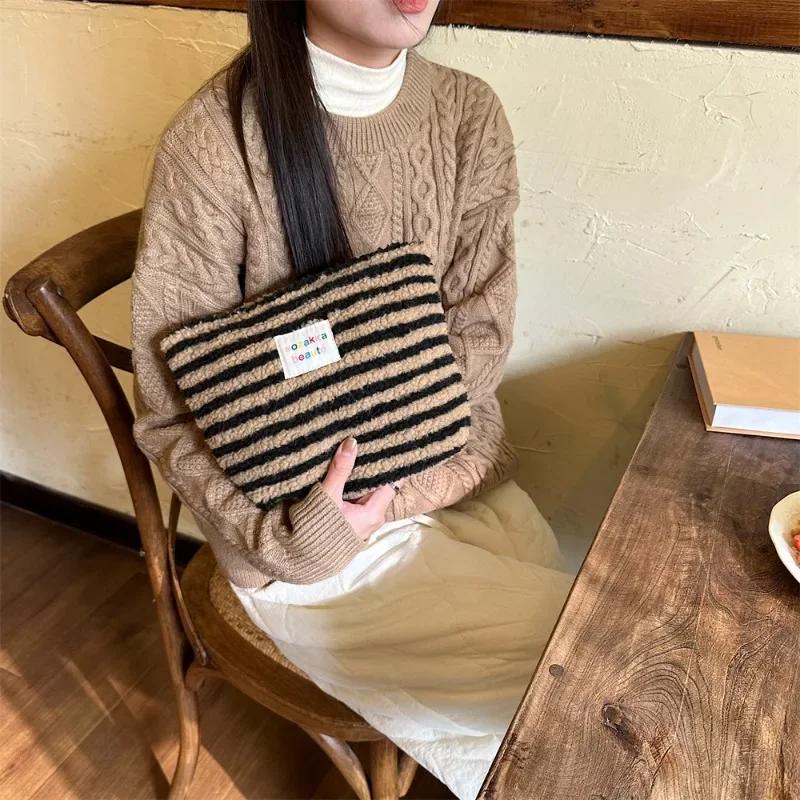 Новая красочная полосатая плюшевая косметичка в горошек, большая вместительная косметичка, сумка для туалетных принадлежностей, дорожная сумка для хранения косметики на открытом воздухе