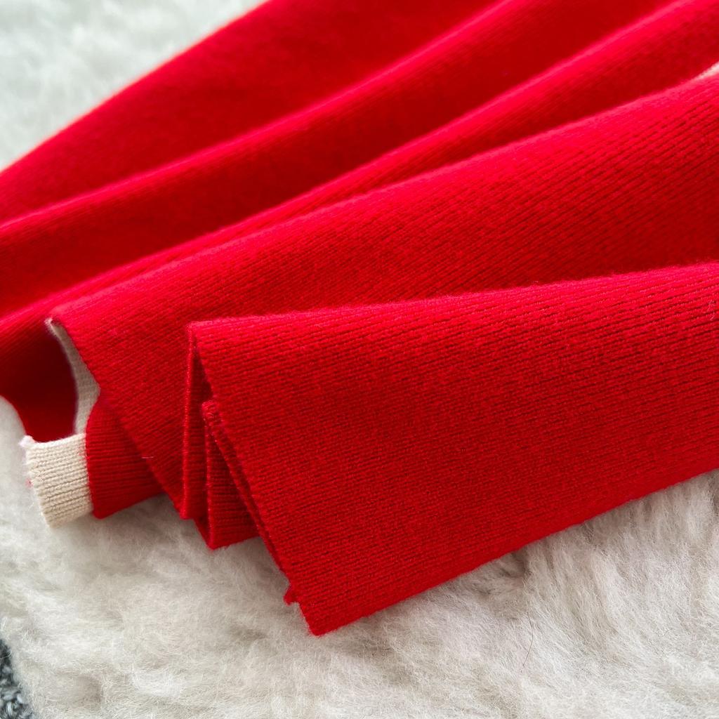 Женское однобортное трикотажное платье в стиле ретро с контрастными лацканами и разрезом на талии длиной до колена