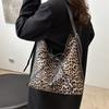 Niche Design Leopard Print Women's Shoulder Bag Fashionable Retro Slack Handbag Daily Commute Messenger Bag Bag Bag