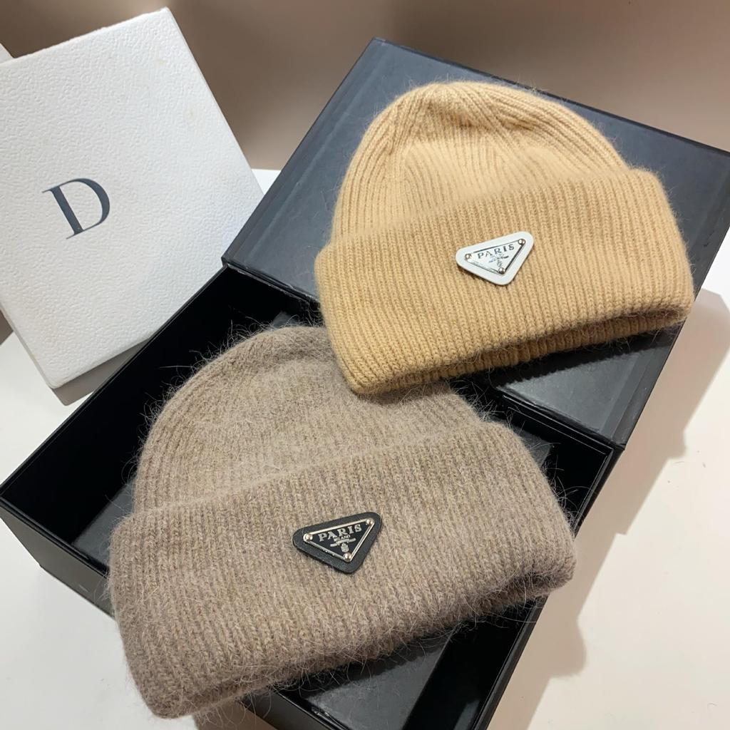 Зимняя шапка с защитой ушей французской вязки с мехом кролика - теплая, стильная, дизайн перевернутый треугольник, шерсть с двойным подгибом