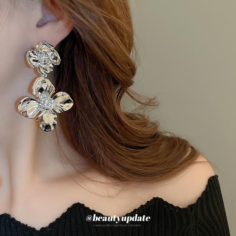 Серебряные серьги-подвески в виде цветка в холодном стиле «Игла» — элегантный, модный, роскошный дизайн высшего класса