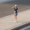 1:Фигурка девушки в масштабе 64 Реалистичный дизайн 1/64 Женская фигурка Коллекционная Джинсовая юбка