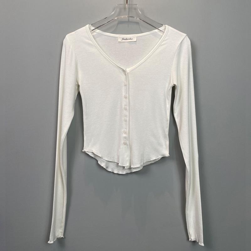 Нежный розовый женский кардиган с длинными рукавами и застежкой на пуговицы на груди