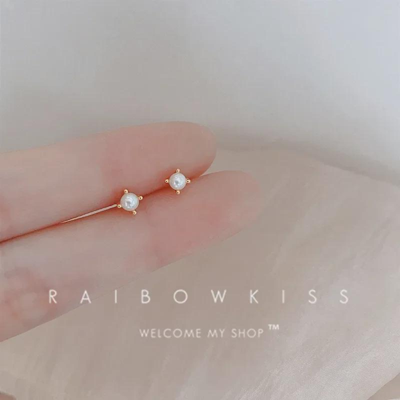 Мини-серьги с жемчугом в японском стиле: Изысканные серьги-гвоздики с четырьмя когтями