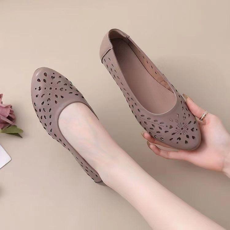 Корейская версия 2025 новая мягкая кожа женские на плоской подошве летние полые туфли для мамы нескользящие туфли Doudou одинарная обувь большой размер женская обувь