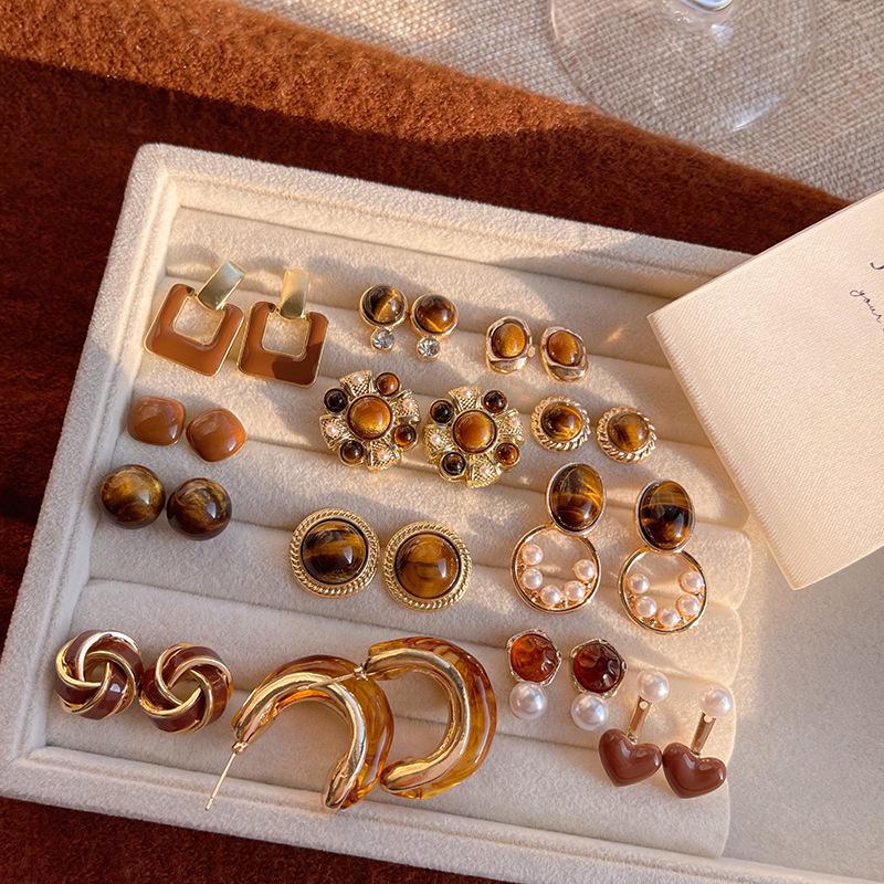 «Элегантные серьги с леопардовым принтом и янтарем с камнями тигровый глаз для женщин — легкие, роскошные и универсальные украшения на осень/зиму»