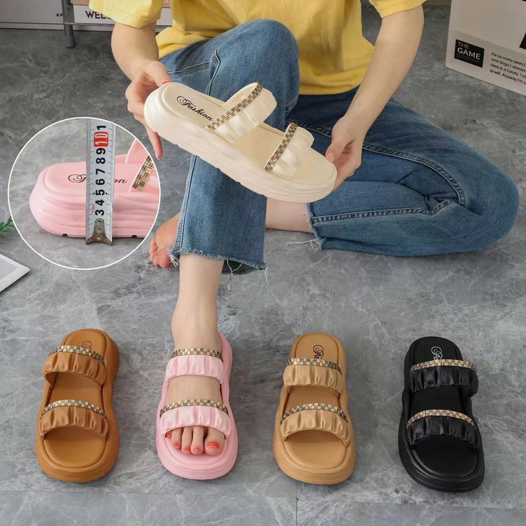 Summer New Soft-soled Slippers for Women To Wear 2025 Fashionable and Foreign Thick-soled Beach One-character Cool Slippers
