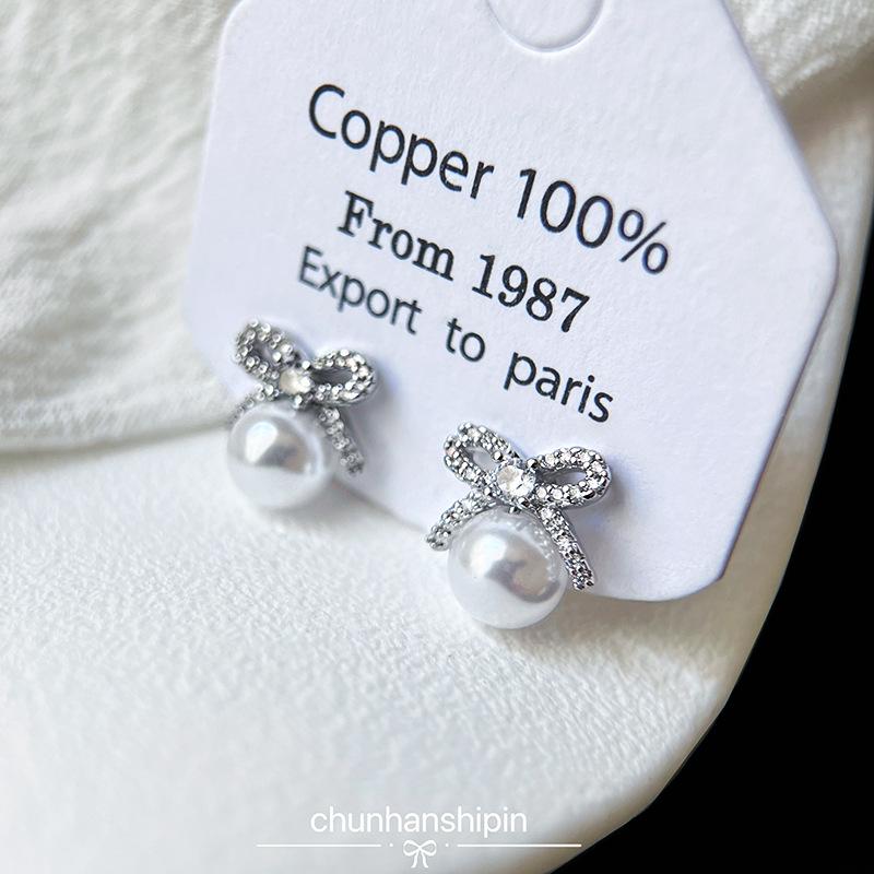 Temperament suitable for spring, butterfly pearl stud earrings, high-end sense, no earrings, light luxury, niche mosquito coil disc ear clips.