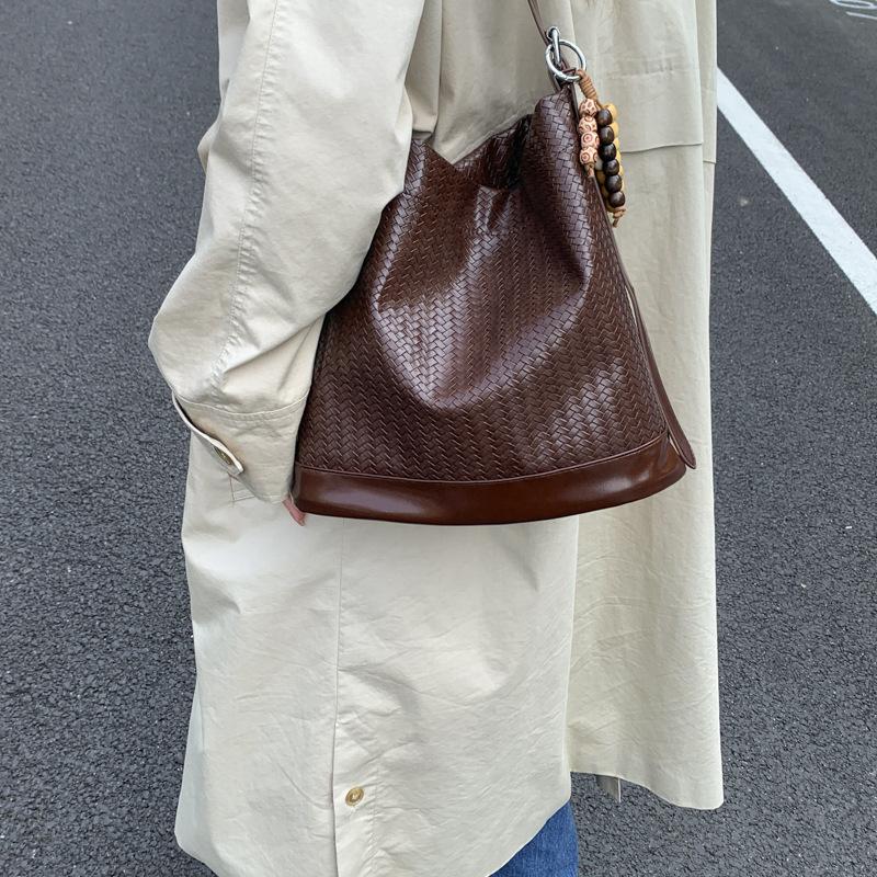 Ретро сумка большой вместимости для通勤, женская 2025 новая повседневная универсальная сумка на плечо, премиальная сумка-мессенджер, сумка-ведро