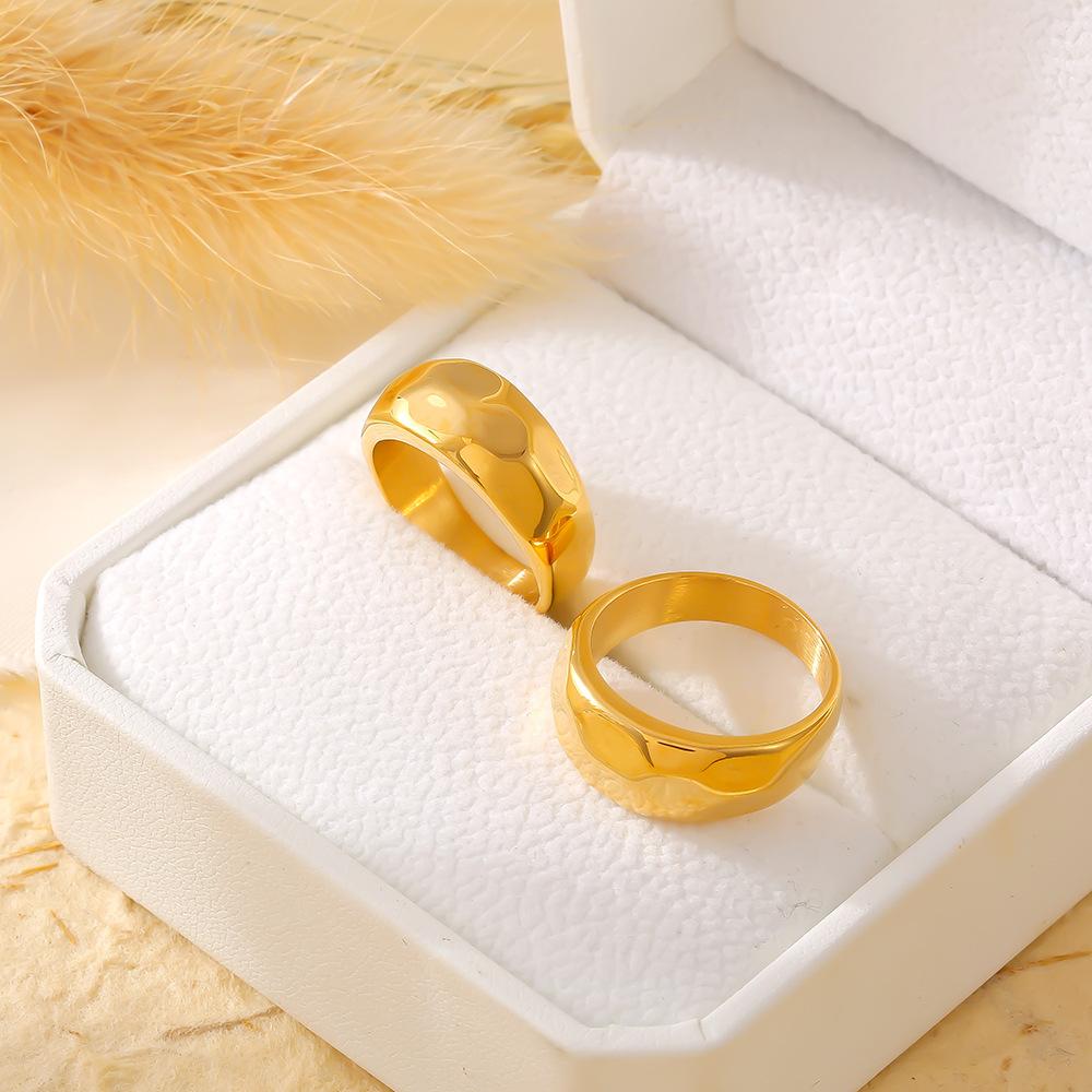 Кольцо с неровным ромбом и гладким узором «Ниша» с дизайном «Холодный ветер» из титановой стали с покрытием из 18-каратного золота