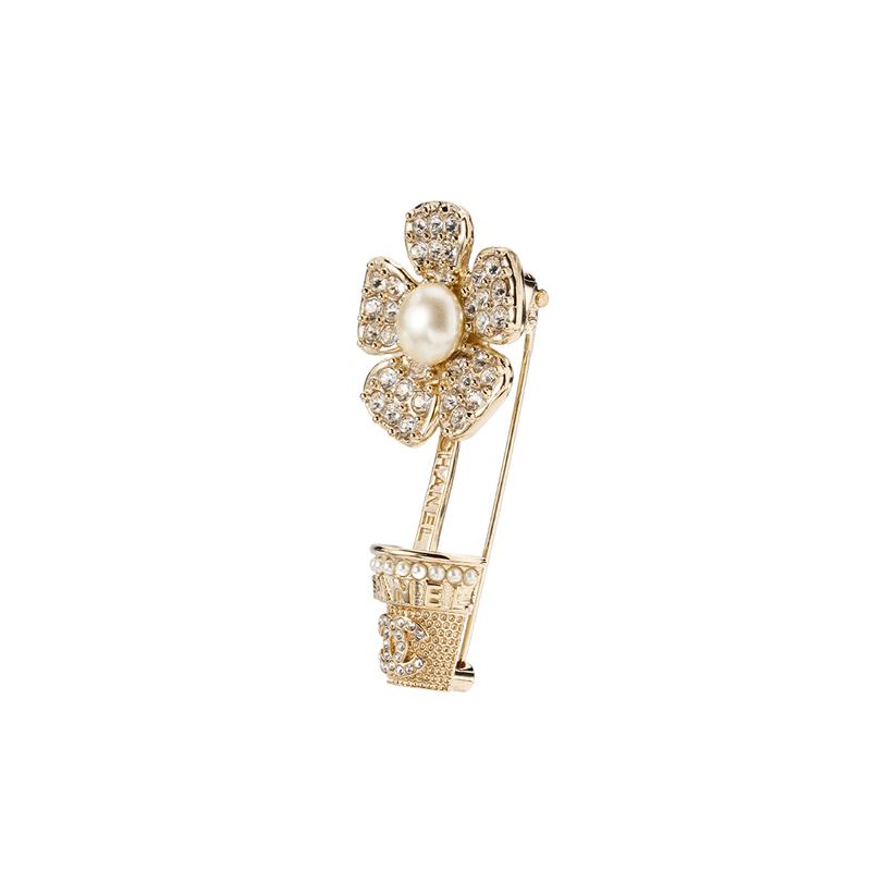 CHANEL [23 Spring and Summer New Products] CHANEL23S Rhinestone Camellia Inlaid Pearl Flower Disk Shape Brooch Women's Gold