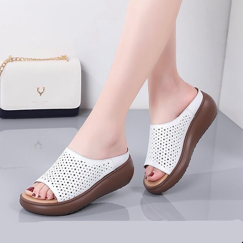 Летняя мягкая кожаная перфорированная обувь, женские полые тапочки
