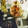 Набор столовых приборов в черный горошек с золотым тиснением: Включает в себя стаканчики из плотной бумаги, тарелки, золотые столовые приборы. (Нож, Вилка, Ложка), и салфетки для декора вечеринки.