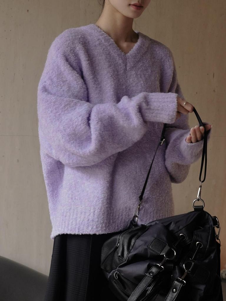 Louvre Уютный коричневый свитер с V-образным вырезом: Мягкий, свободный силуэт, идеально подходит для зимы