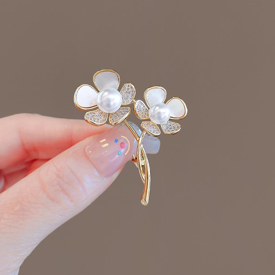 Pearl Flower Brooch Women'S Design Sense Niche Suit Corsage Autumn And Winter Rhinestone Coat Accessories Neckline Pin