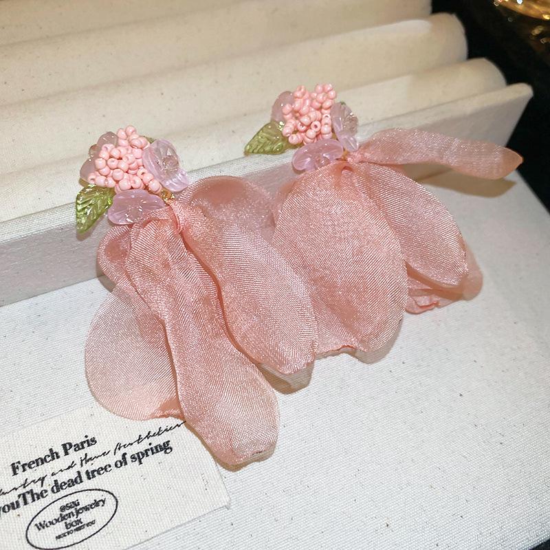 Богемные розовые серьги-кисточки с цветком из бисера и жемчуга