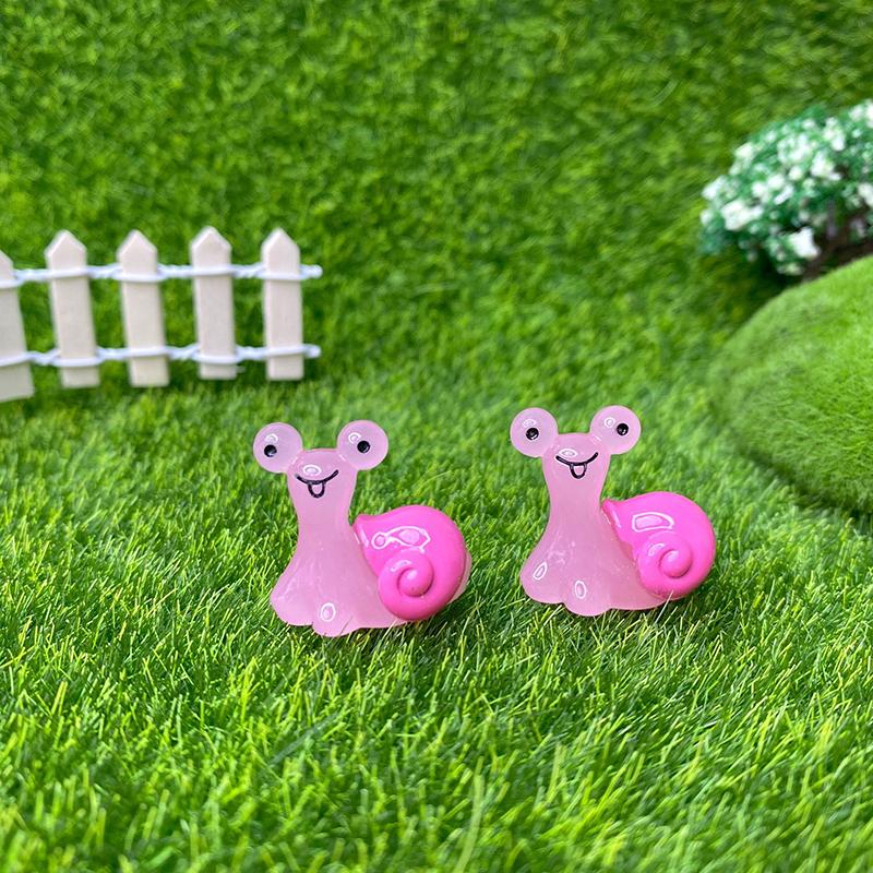 2Pcs Glowing Mini Snails Miniature Moss Micro Landscape Decoration Glow In The Dark Snails Figurines Fairy Garden Accessories