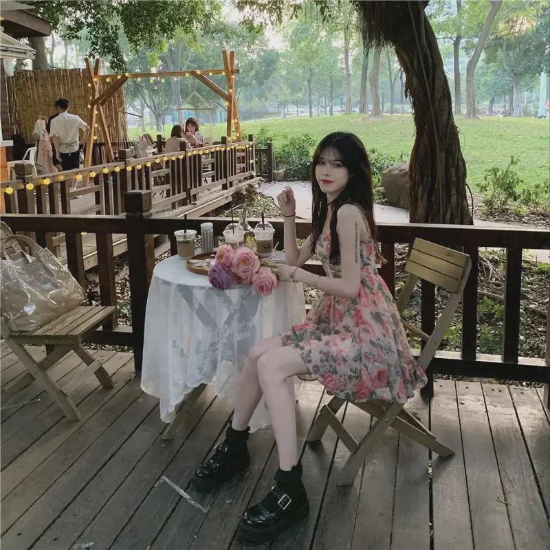 Узкое платье-трапеция с высокой талией и цветочным принтом — французский стиль, короткая юбка на весну и лето