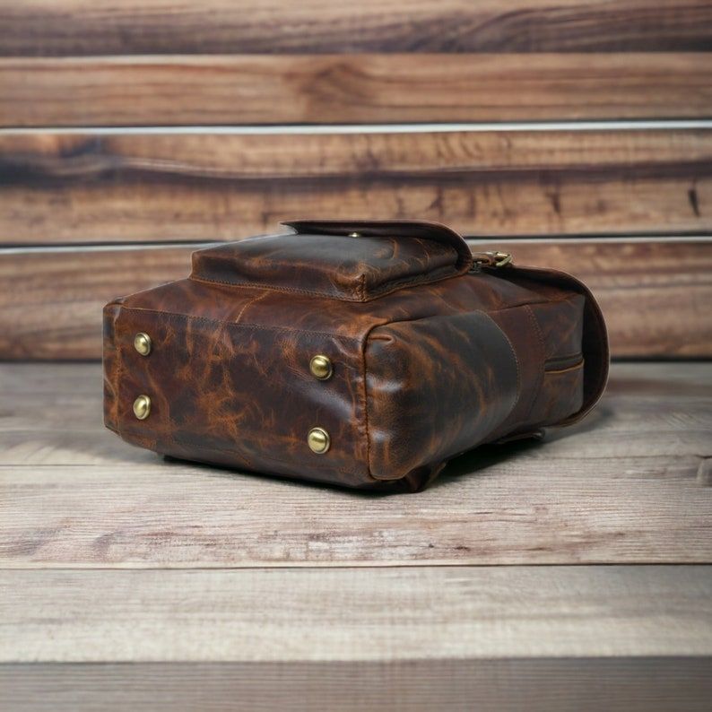 КОРИЧНЕВЫЙ КОЖАНЫЙ РЮКЗАК Унисекс с откидной крышкой в подарок — дорожный рюкзак для ноутбука