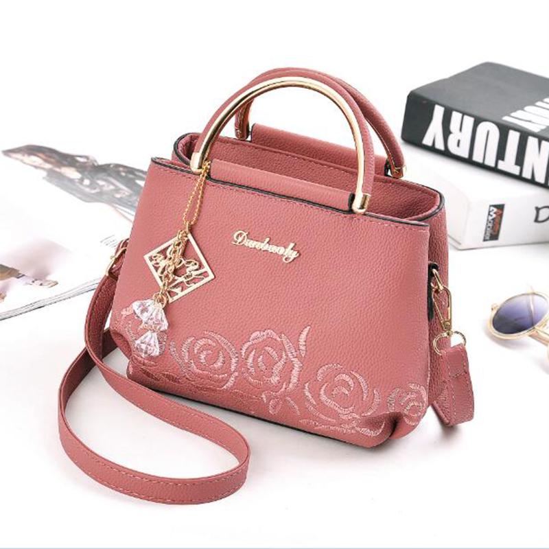 Женская сумочка с вышивкой через плечо