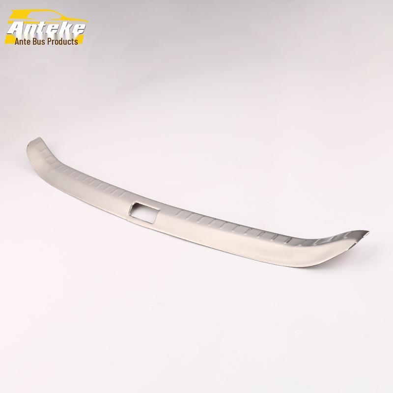 Защита заднего бампера и багажника для моделей Corolla 14-го поколения: Декоративная полоса и наклейка