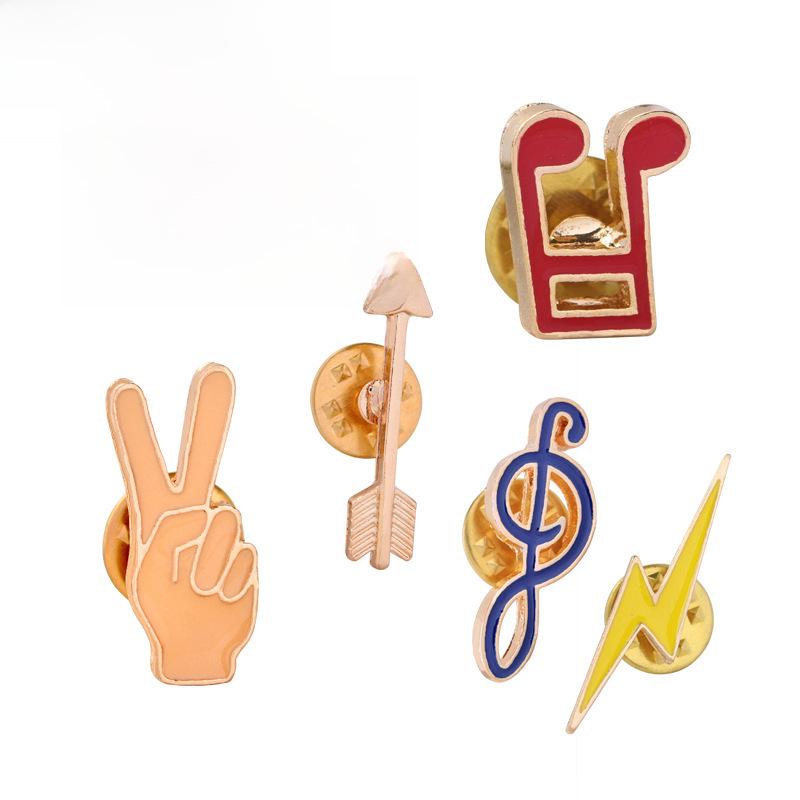 Брошь «Мультяшный» 2022 г.: Эмалевая булавка с символом музыки и молнией