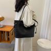 Сумка большой вместимости женская 2025 новая нишевый дизайн модный зарубежный стиль однотонная женская сумка трендовая сумка повседневная сумка-тоут