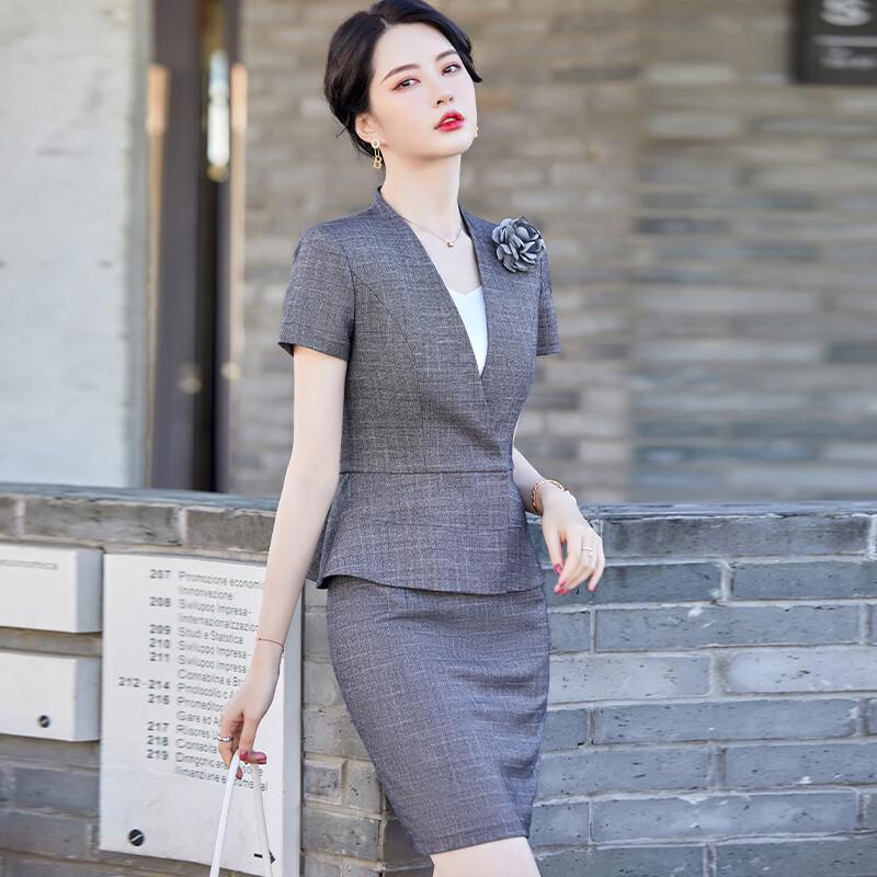 Женский костюм с клетчатой юбкой и коротким рукавом
