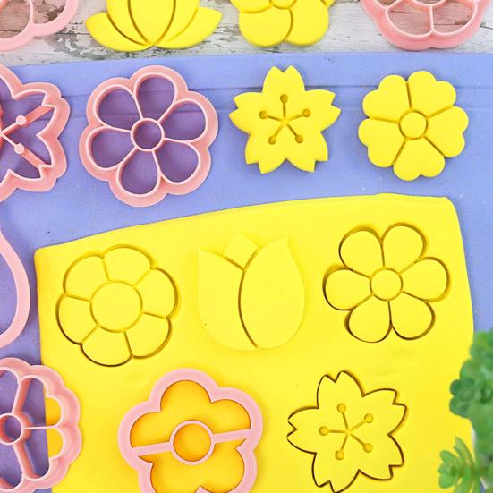 8Pcs/Set 3D Flower Shape Cookie Cutters Plastic Biscuit Mold Cookie Stamp DIY Fondant Cake Mould Baking Pastry Bakeware Kitchen Supplies