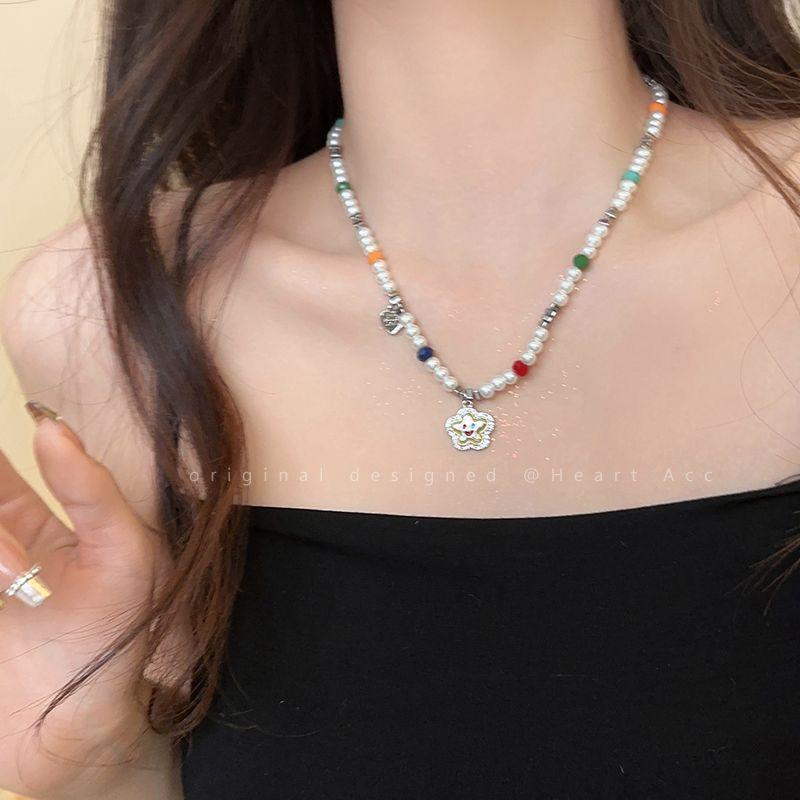 Яркое летнее ожерелье из бисера на ключицу — свежий и универсальный дизайн, вдохновленный дофамином