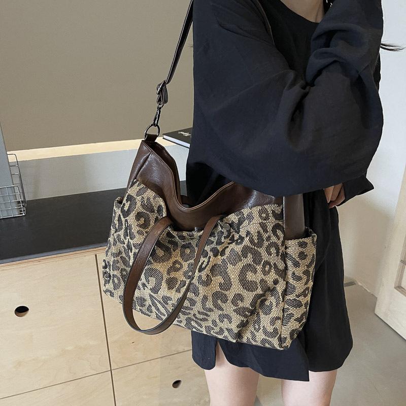 Сумка через плечо большой вместимости женская 2024 осень-зима новая трендовая корейская версия модная универсальная сумка с леопардовым принтом на одно плечо портативная сумка-тоут