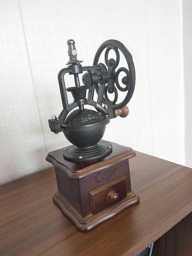 Колесо обозрения Ретро-ручная кофемолка для кофейных зерен