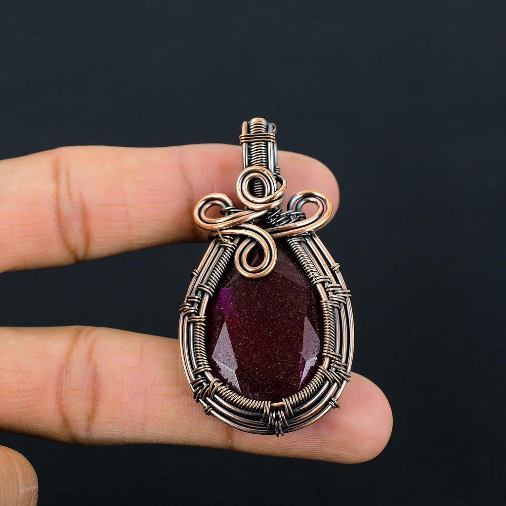 Созданный в лаборатории рубиновый драгоценный камень из чистой медной проволоки, обернутый ювелирными изделиями ручной работы