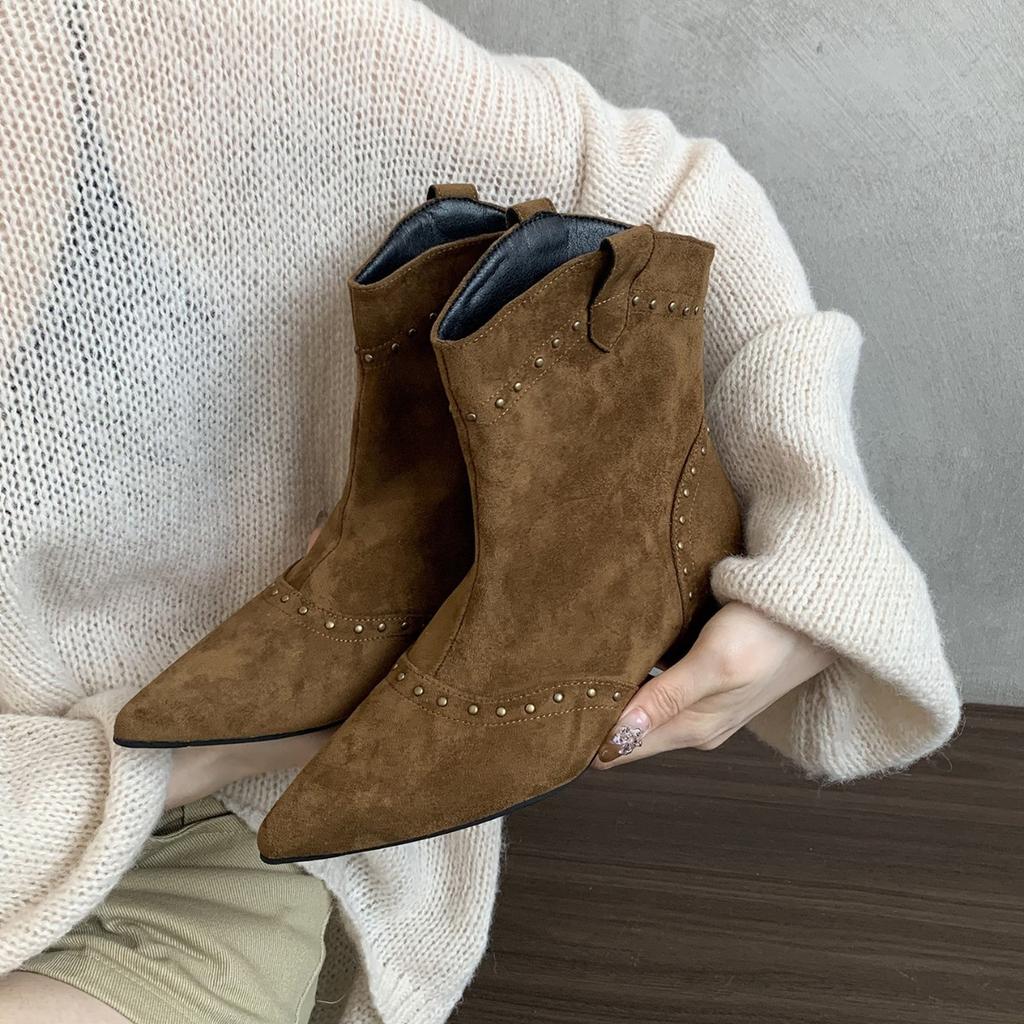 Женские короткие ботинки коричневого цвета с V-образным вырезом, на скрытой платформе, осень-зима 2025, ретро, из замши, с острым носком, на тонком среднем голенище, модные рыцарские ботинки