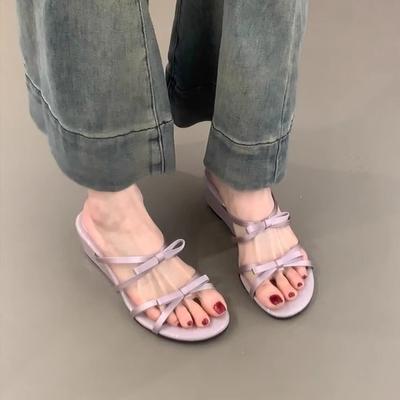 Версия из мягкой кожи~ Новый пологий каблук, красивая верхняя часть, крутые тапочки, женская толстая подошва, сандалии с бантом на одном ремешке и открытым носком