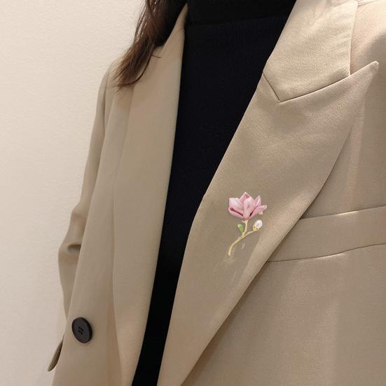 Брошь «Цветок магнолии» для женщин, искусственные булавки с цветами, эмалевые значки с искусственным жемчугом, значки на лацкан для пиджаков, платьев, пальто, аксессуары