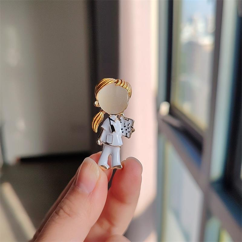 Детская креативная брошь с персонажем мультфильма, женская нишевая дизайнерская симпатичная булавка из сплава, противоослепляющая пряжка