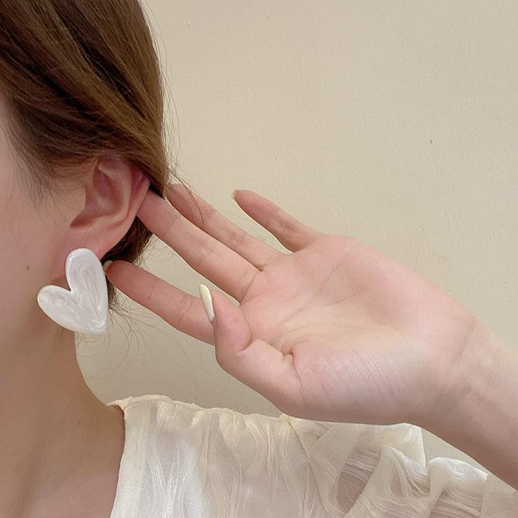 Серьги-гвоздики в форме большого сердца белого цвета для женщин ARI