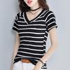 Женская облегающая футболка с V-образным вырезом и короткими рукавами в полоску - летний трендовый топ в корейском стиле