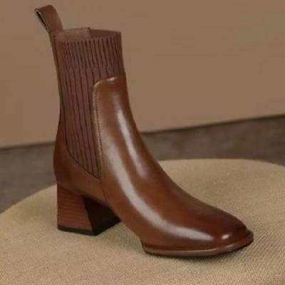 Мода 2024 года. Новые французские ретро-ботфорты с квадратным носком и толстым каблуком. Весна-осень-зима. Универсальные модные коричневые ботинки на высоком каблуке.