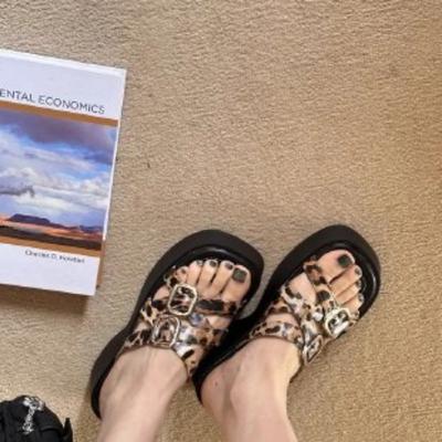 Летние женские шлепанцы на толстой подошве с леопардовым принтом, сандалии на танкетке с пряжкой, повседневная уличная обувь, модная и удобная