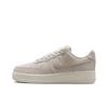 Женские кроссовки Air Force 1 07 SE Sail Glittery Suede серо-бело-красные HQ3499-100
