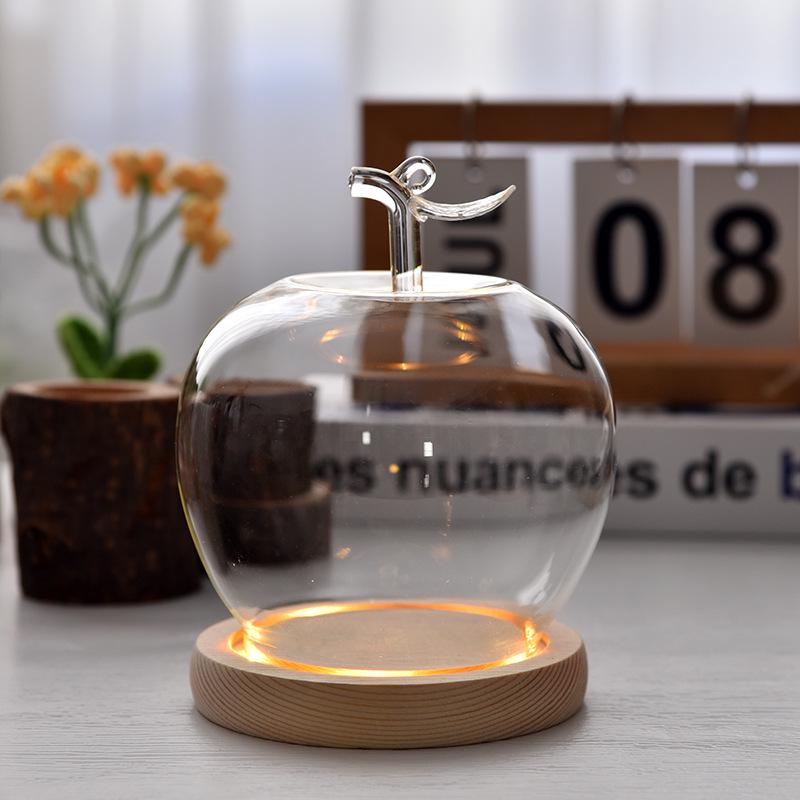 Купол из стекла с изображением вареных яблок и цветов, украшенный глиняной поделкой, для украшения рождественского стола.