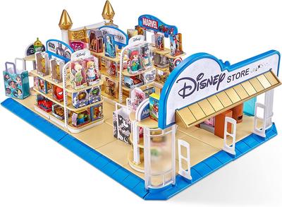 Этот игровой набор Disney Store включает пять эксклюзивных предметов-сюрпризов и для демонстрации. Предметы, выставленные на полках магазина на изображении, предназначены для иллюстрации.