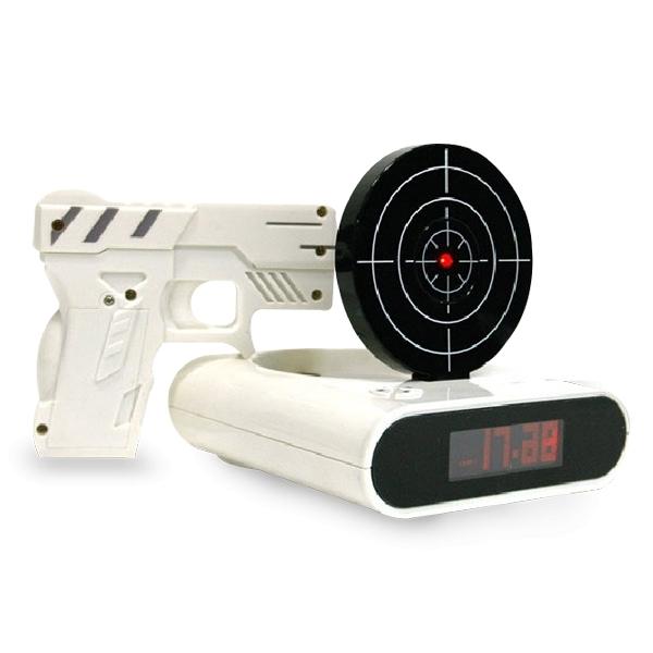 Утренняя цель будильника и черный пистолет