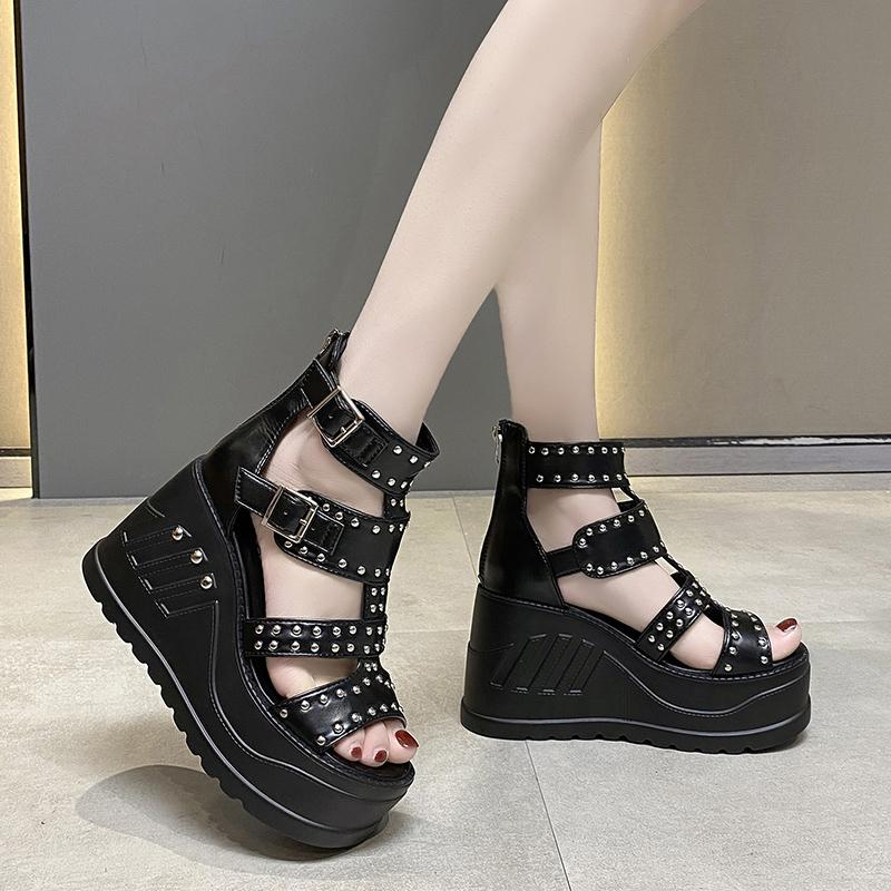 Модные 10-сантиметровые сандалии-клинья гладиаторы женские новые летние с открытым носком полые водонепроницаемые на платформе с заклепками увеличивающие рост римские сандалии панк-ботинки
