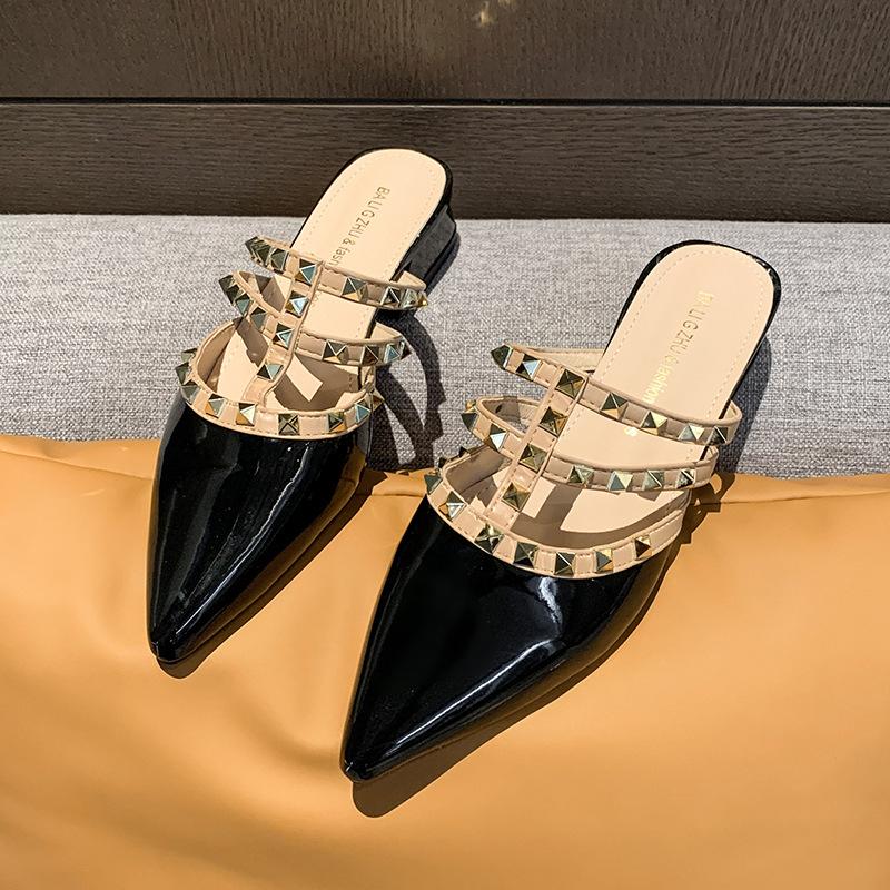 Французский темперамент заклепка высокий каблук крутые шлепанцы женские 2025 лето новые остроносые толстый каблук лакированная кожа полые крутые шлепанцы женские
