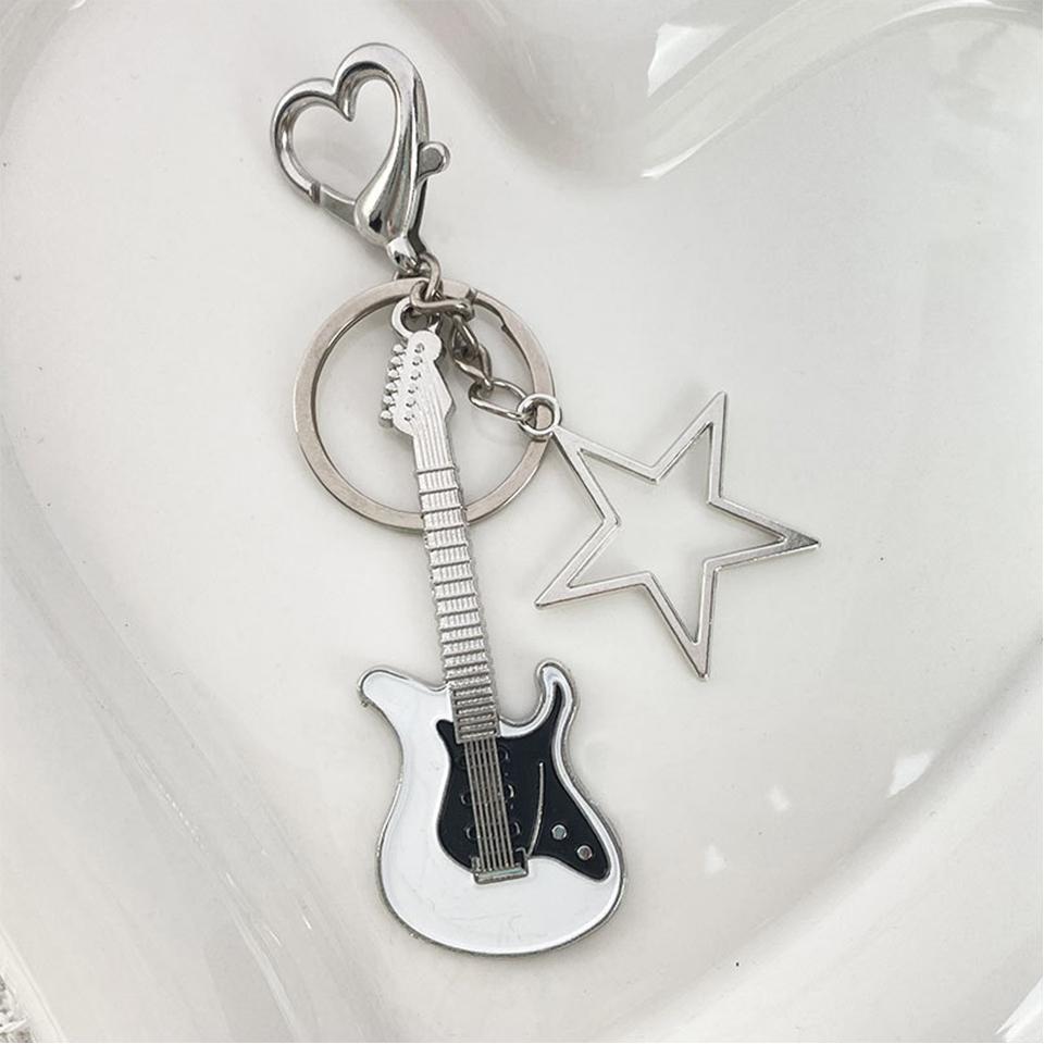 2pcs Y2k Guitar Love Heart Keychain for Men Women Cool Pentagram Pendant Rock Punk Accessories Gift