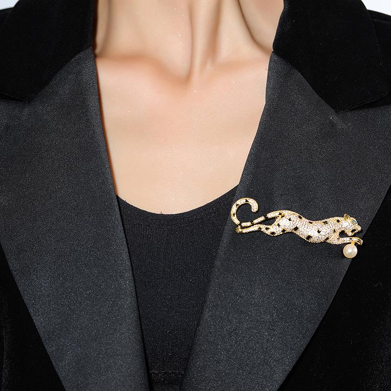 Брошь «Леопард Западной Лян»: Брошь с цирконом и пресноводным жемчугом